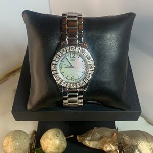 GUESS WOMAN WATCH SILVER AND RHINESTONES NEW IN BOX AJUSTABLE BAND
